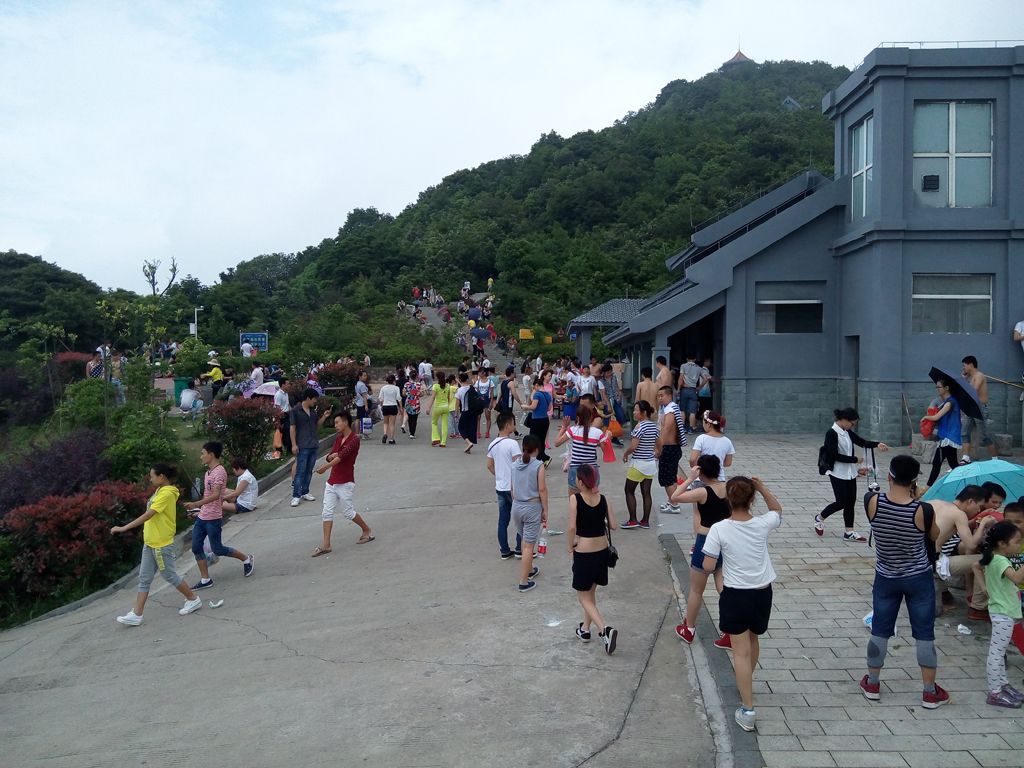 拓普龍2015年“五一”節組織爬山活動。(圖5) 拓普龍2015年“五一”節組織爬山活動。(圖5)